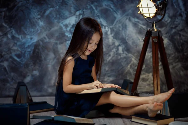 Милая девочка читает книгу. . — стоковое фото