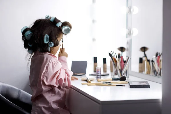 Menina bonito brincando com suas mães cosmético — Fotografia de Stock