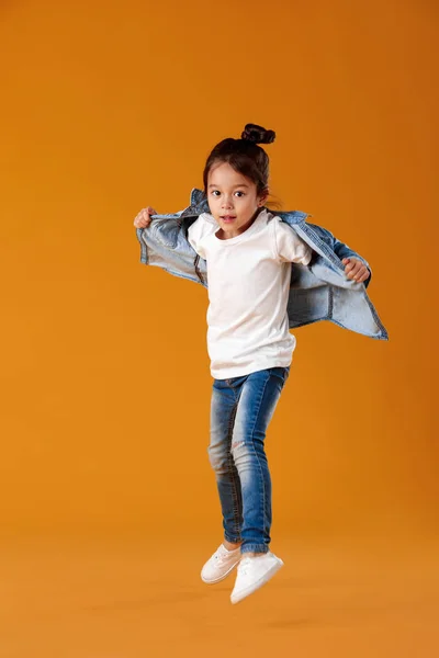 Feliz niña en jeans ropa saltando —  Fotos de Stock