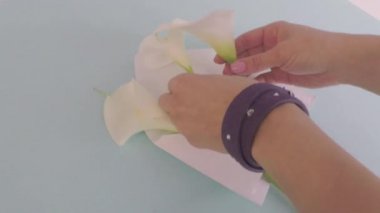 Kadın çiçekçi eller callas çiçek Fotoğrafçılık için kompozisyon oluşturma.