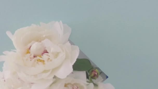 As mãos floristas femininas fazem a composição de flores de peônias brancas — Vídeo de Stock