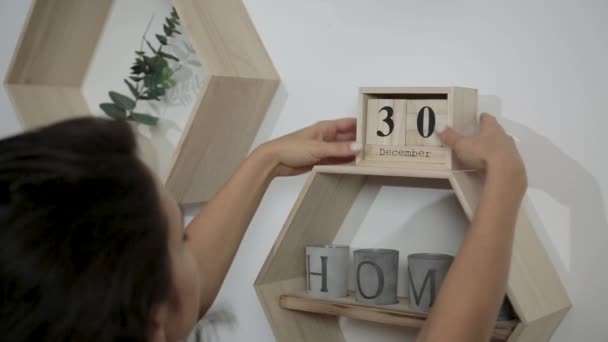かなり若い女性変更日木製カレンダー — ストック動画