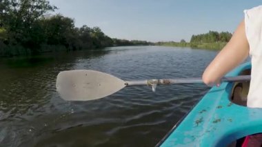 Güneşli bir günde nehir kanosu kadın. Kadın Nehri'nin kıyısında Kano tarafından keşfetmek