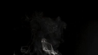 Beyaz buhar ışık siyah arka plan üzerinde yükselir..