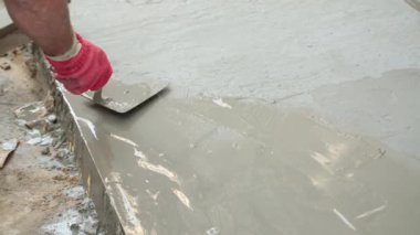 İnşaat işçisi taze yumuşatma beton dökülür.