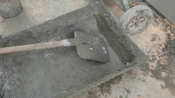 Цементный смеситель на строительной площадке смешивает бетон . — стоковое видео