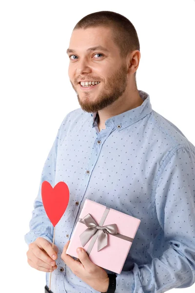 Jeune homme heureux tenant coeur de papier rouge . — Photo