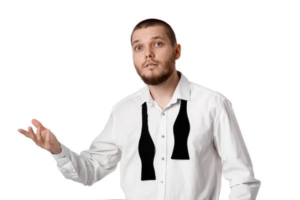 Νεαρός γενειοφόρος άνδρας σε ένα λευκό πουκάμισο και παπιγιόν — Φωτογραφία Αρχείου