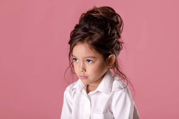 Beleidigt traurig gelangweilt kleines Mädchen im weißen Hemd — Stockfoto