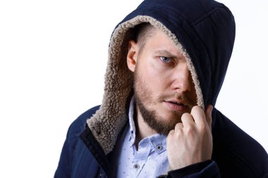 Kış sıcak montlu genç adam gülümseyen.