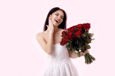 güzel genç kadın ile büyük bir kırmızı gül buketi