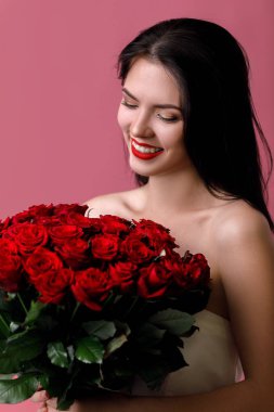 güzel genç kadın ile büyük bir kırmızı gül buketi