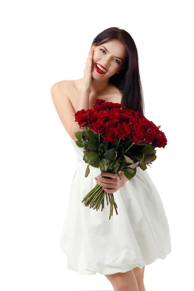 Hermosa joven con un gran ramo de rosas rojas — Foto de Stock