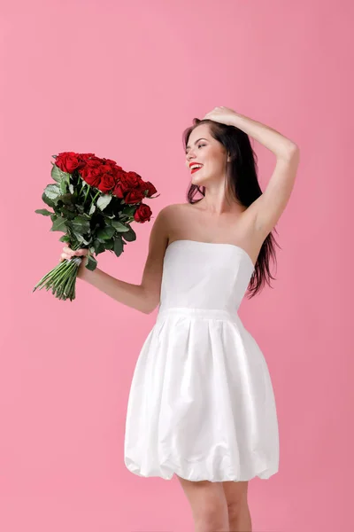 Belle jeune femme avec un grand bouquet de roses rouges — Photo