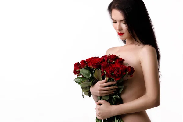 Piękna młoda kobieta z duży bukiet czerwonych róż — Zdjęcie stockowe