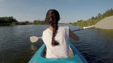 Güneşli bir günde nehir kanosu kadın.