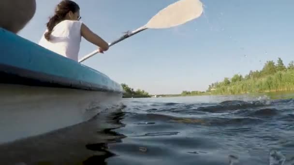 Mujer Navegando Kayak Por Río Día Soleado Mujer Explorando Orilla — Vídeos de Stock