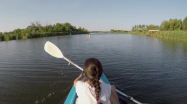 Güneşli bir günde nehir kanosu kadın.