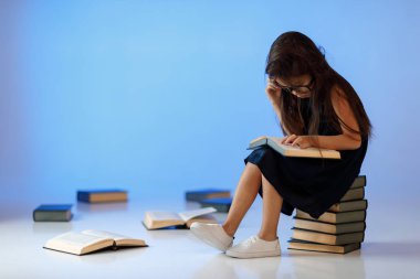 sevimli küçük kız kitap okuma.