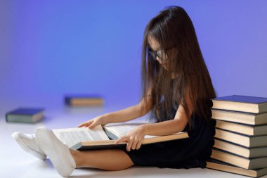 sevimli küçük kız kitap okuma.