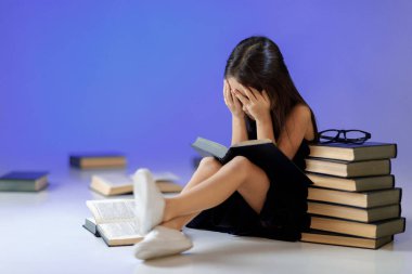 sevimli küçük kız kitap okuma.