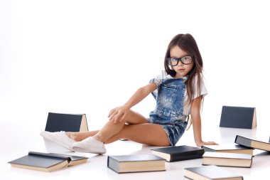 sevimli küçük kız kitap okuma.