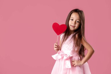 Kağıt kalp tutan bir pembe elbiseli sevimli küçük kız