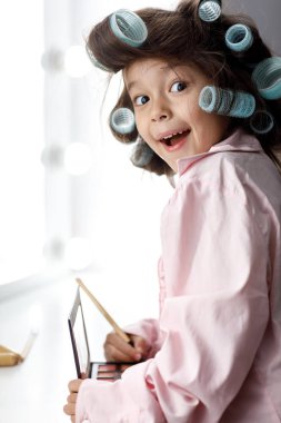 Sevimli küçük kız onun anneler kozmetik ile oynamak