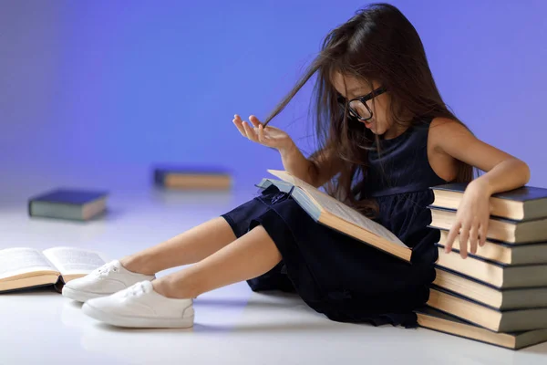 Söt liten flicka läser en bok. — Stockfoto