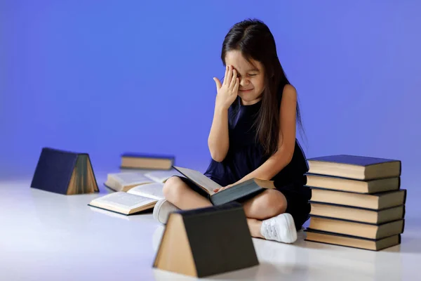 Sevimli küçük kız kitap okuma. — Stok fotoğraf