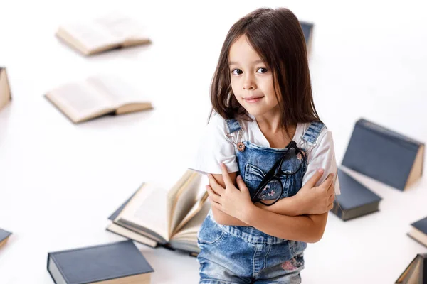 Schattig klein meisje is het lezen van een boek. — Stockfoto