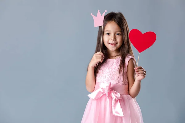 Porträt Eines Niedlichen Kleinen Mädchens Rosa Kleid Mit Papierherz Und — Stockfoto