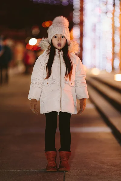 Bonito assustado menina perdida em uma grande cidade à noite no inverno — Fotografia de Stock