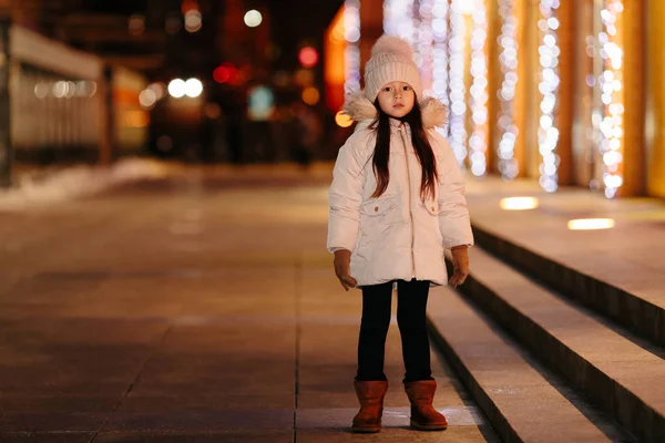 Bonito feliz menina caminha no o ruas de um Grande cidade — Fotografia de Stock