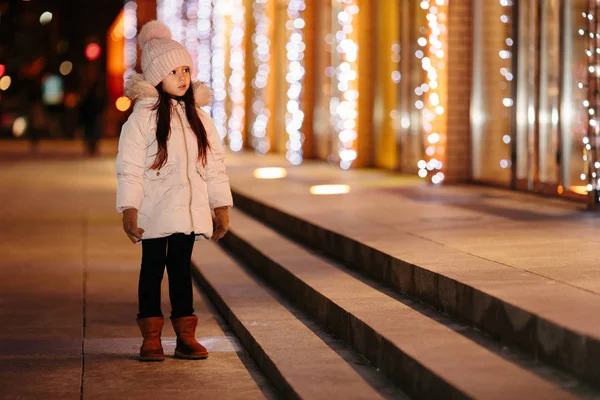 Bonito feliz menina caminha no o ruas de um Grande cidade — Fotografia de Stock