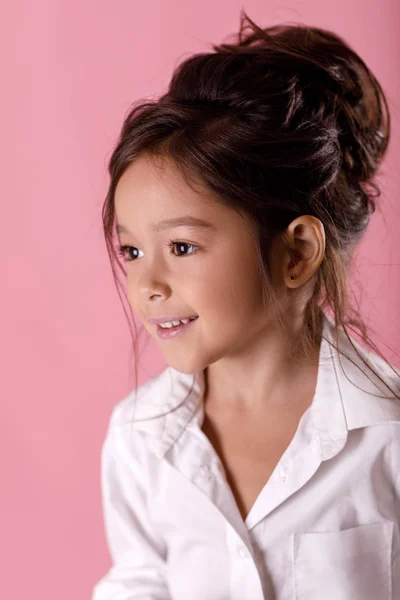 Süßes lächelndes kleines Mädchen im weißen Hemd mit Frisur — Stockfoto