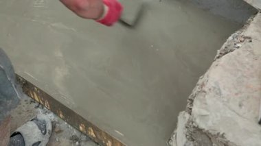 İnşaat işçisi taze yumuşatma beton dökülür.