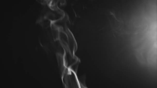蒸汽的滴答声慢慢地上升 白色蒸汽在黑色背景上发光 — 图库视频影像