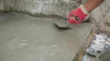 İnşaat işçisi taze yumuşatma beton dökülür.