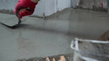 İnşaat işçisi taze yumuşatma beton dökülür.