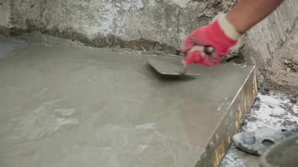 Trabajador de la construcción suavizando hormigón recién vertido . — Vídeo de stock