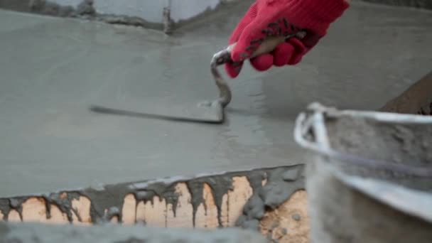 Stavební dělník vyhlazení čerstvě litý beton. — Stock video