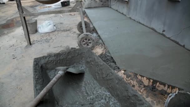 Mezclador de cemento en el sitio de construcción está mezclando hormigón . — Vídeos de Stock