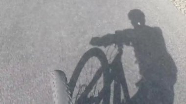 Asfalt yol ve iplik bisiklet ön tekerlek, görünümü üst.