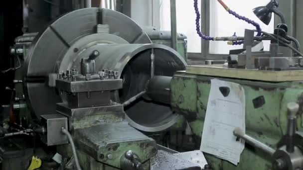 Het proces van het slijpen van grote metalen cilindrische delen in productie — Stockvideo