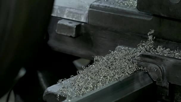 Het proces van het slijpen van grote metalen cilindrische delen in productie — Stockvideo