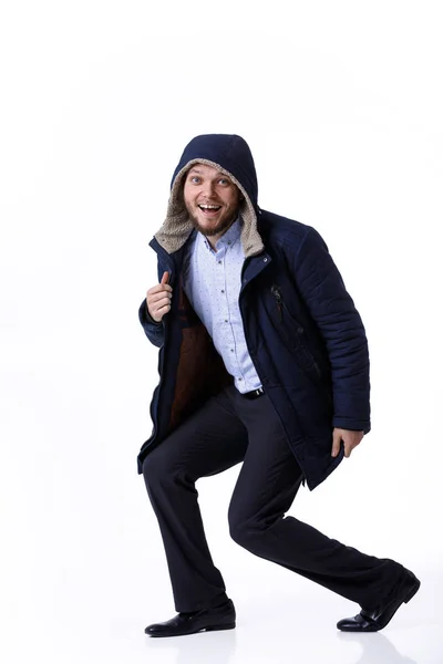 Усміхнений молодий чоловік в зимовому теплому пальто . — стокове фото