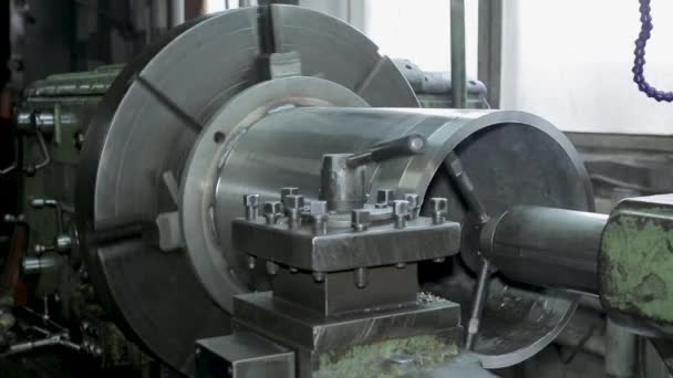 O processo de moagem de grandes peças cilíndricas de metal na produção — Vídeo de Stock