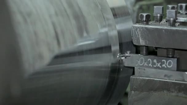 Het proces van het slijpen van grote metalen cilindrische delen in productie — Stockvideo