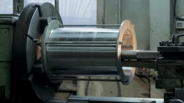 büyük metal silindirik parçalar üretim öğütme işlemi